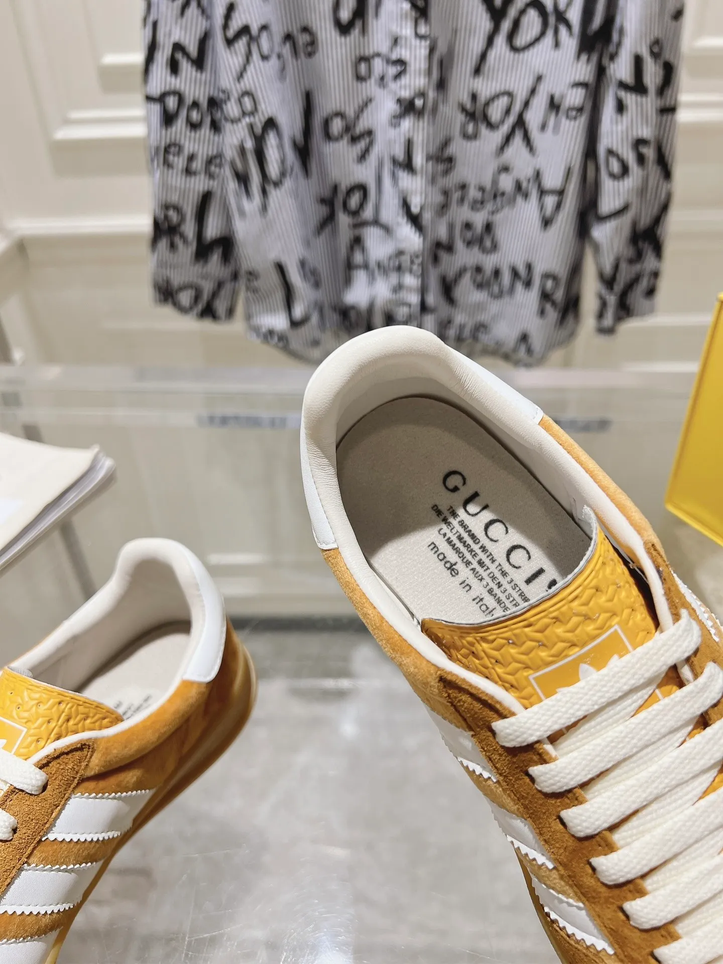 👟👟Ex-factory price 520👟👟Gucci&adidas joint limited edition couple's sneakers. A super nice joint casual sneaker with rich and bold colors! It showed everyone a completely different charm from the past! Combining retro style and youthful sports style to create a new aesthetic! Vitality yet stylish at the same time! ! Upper - made of cowhide, cowhide, cloth. Lining - sheepskin lining for foot pads. Sole - original open-molded beef tendon non-slip and wear-resistant outsole. Size: 35-47 (couple style)